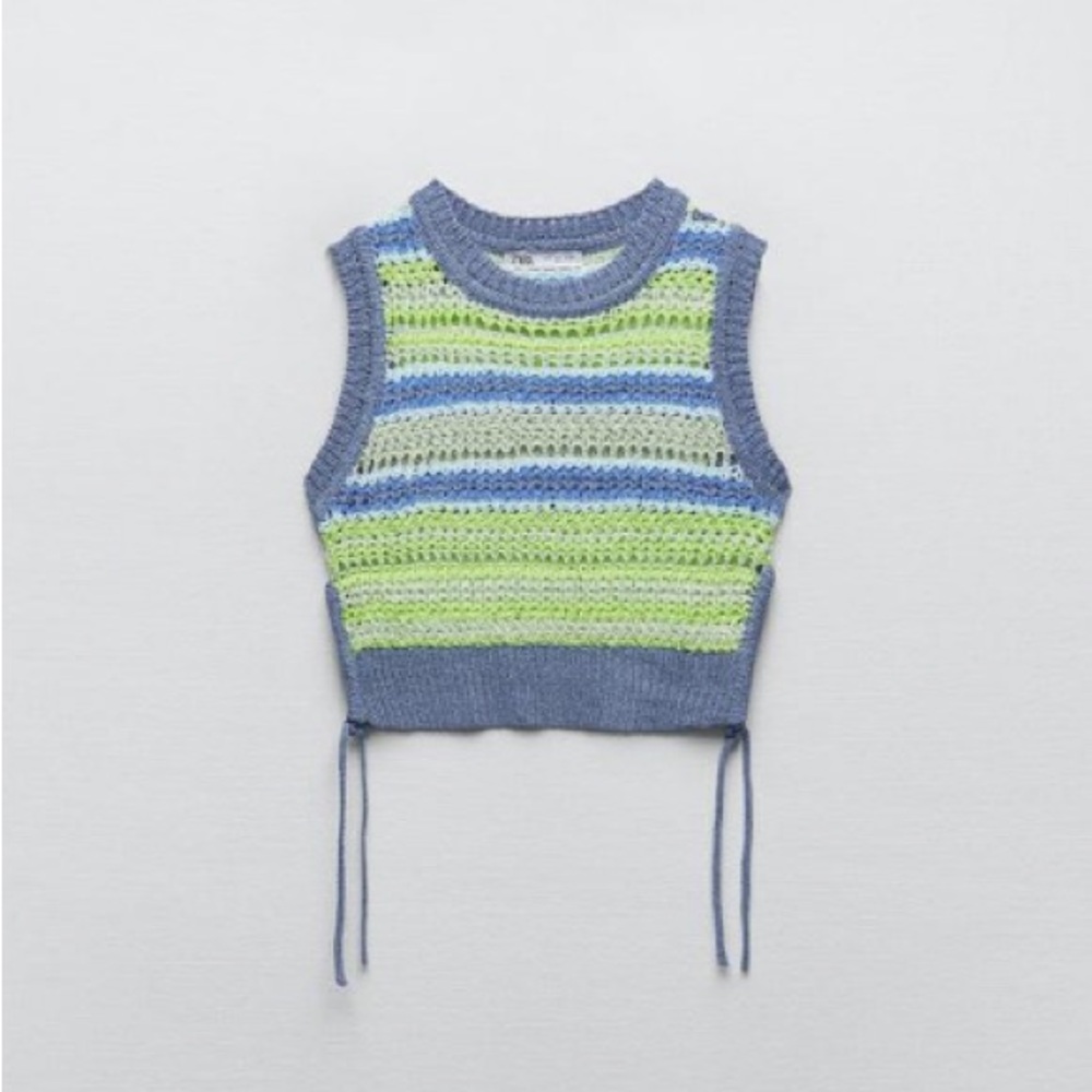 Vented Cropped Knit Top